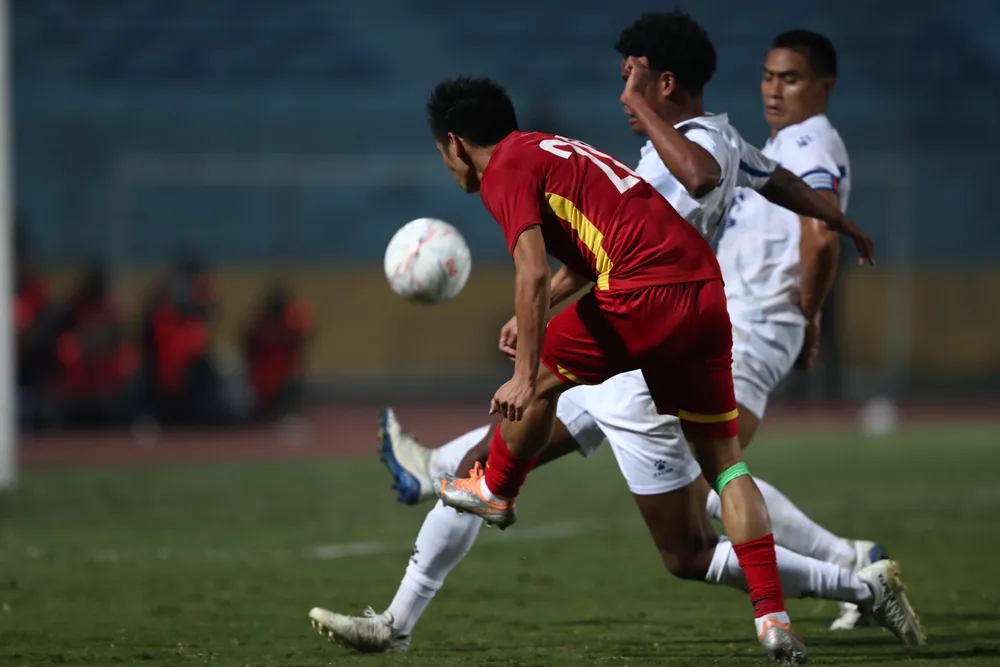 Pha chuyền bóng của lão tướng Văn Quyết thành bàn thắng đẹp vào lưới Philippines. Ảnh: ANH PHƯƠNG. Pha chuyền bóng của lão tướng Văn Quyết thành bàn thắng đẹp vào lưới Philippines. Ảnh: ANH PHƯƠNG.