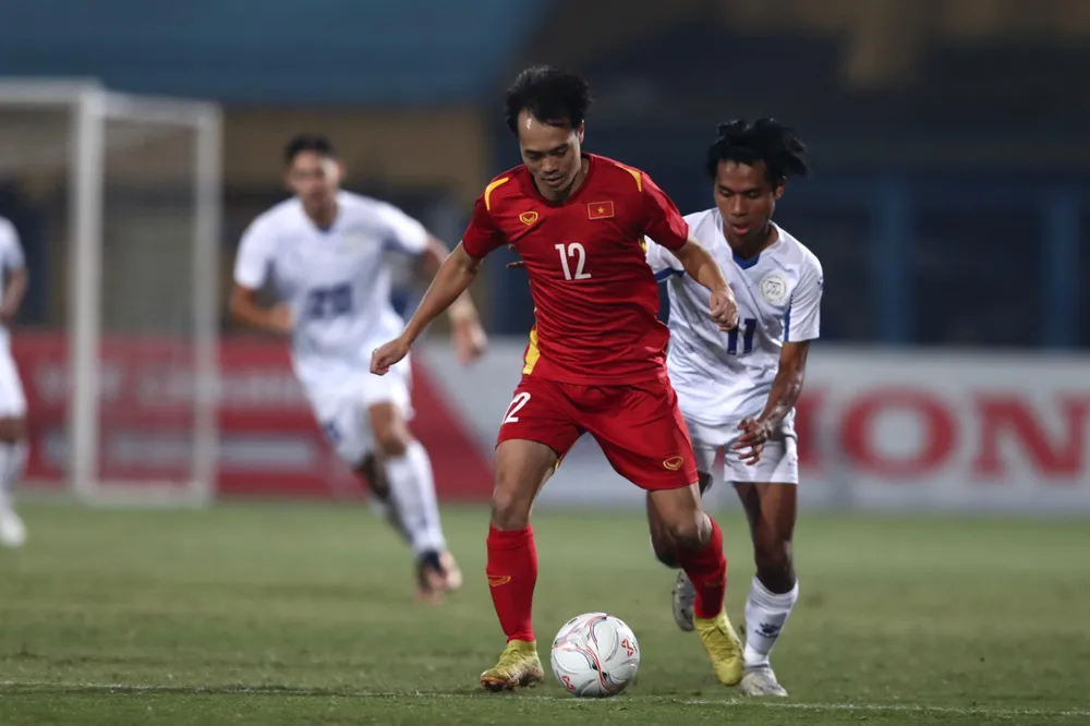 Tiền đạo Văn Toàn chơi rất nỗ lực với một lần dứt điểm dội xà ngang đội khách. Ảnh: ANH PHƯƠNG. Tiền đạo Văn Toàn chơi rất nỗ lực với một lần dứt điểm dội xà ngang đội khách. Ảnh: ANH PHƯƠNG.