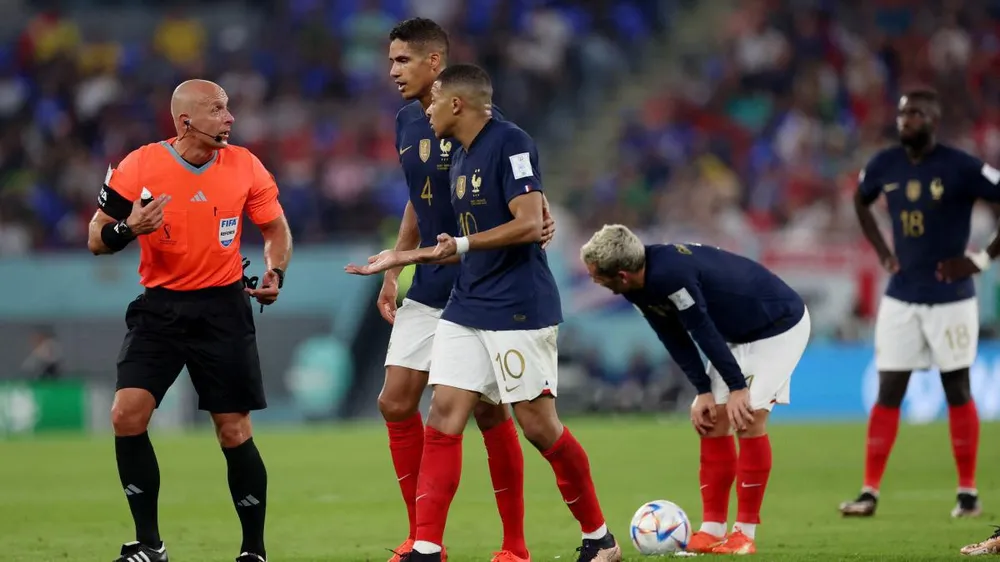 HLV Deschamps và các học trò có những phản ứng về quyết định của trọng tài trong trận chung kết World Cup 2022. Ảnh: GETTY.