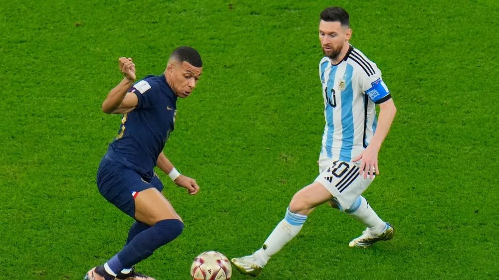 Mbappe đã lập hat trick trong trận chung kết ở sân Lusail nhưng đàn anh Messi mới là người chiến thắng. Ảnh: GETTY.