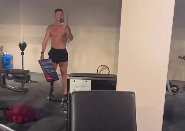 Ronaldo bị bắt gặp đang tập thể hình trong một phòng tập ở khách sạn tại Dubai. Ảnh: GETTY.