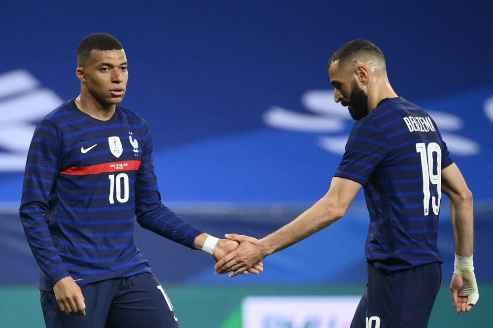 Benzema từng đá chung và thân thiết với đàn em Mbappe. Ảnh: GETTY.