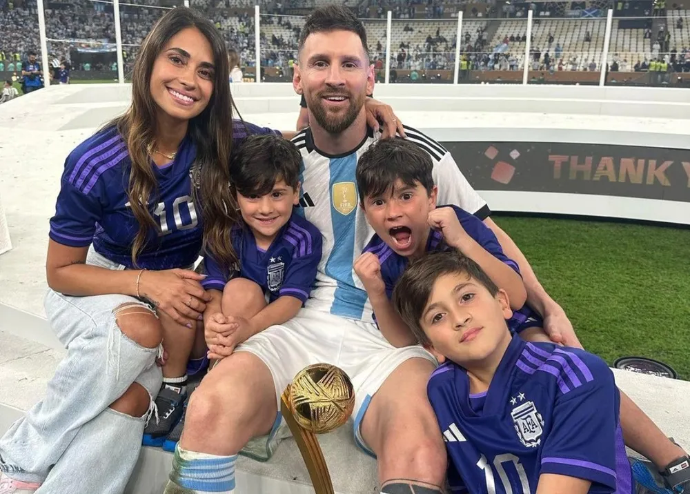 Messi cùng vợ và ba con trai ăn mừng chức vô địch thế giới 2022. Ảnh: GETTY.
