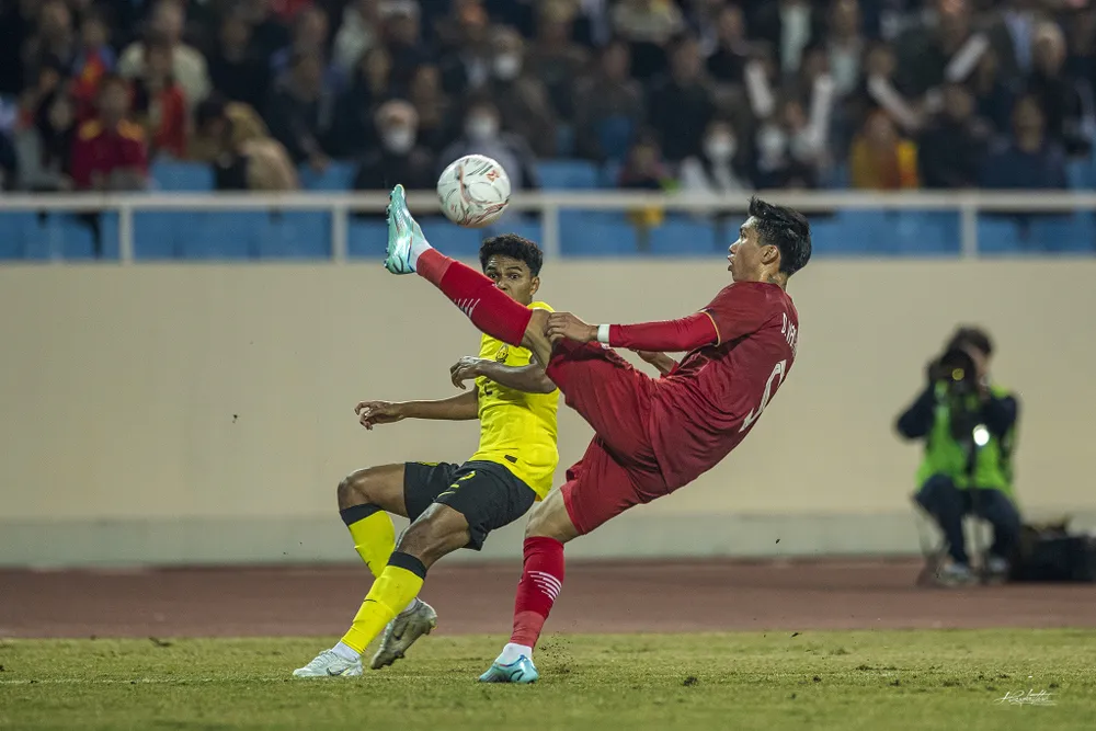 Văn Hậu và cầu thủ Malaysia có nhiều pha va chạm lẫn tiểu xảo không cần thiết. Ảnh: HẢI THỊNH.