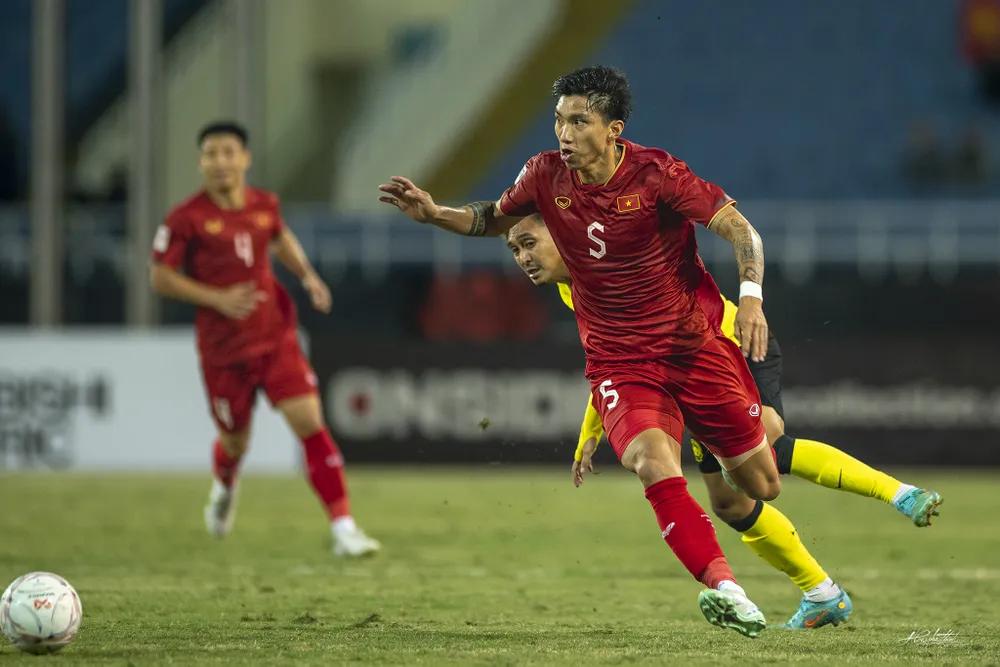 Văn Hậu chơi tốt trong đêm 27-12 nhưng còn lạm dụng nhiều tiểu xảo. Ảnh: HẢI THỊNH.