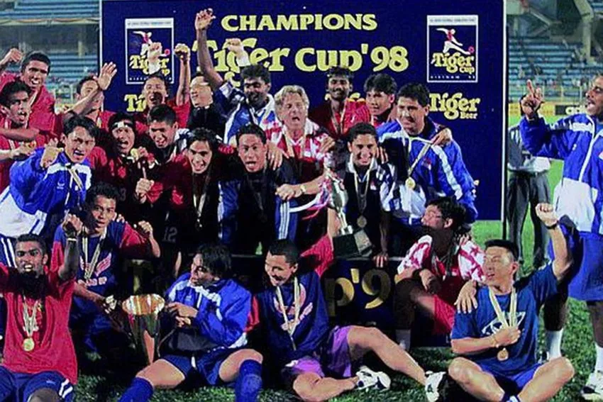 HLV Barry Whitbread từng giúp tuyển Singapore vô địch Tiger Cup 1998 trên sân Hàng Đẫy, sau khi thắng chủ nhà Việt Nam 1-0. Ảnh: TL.