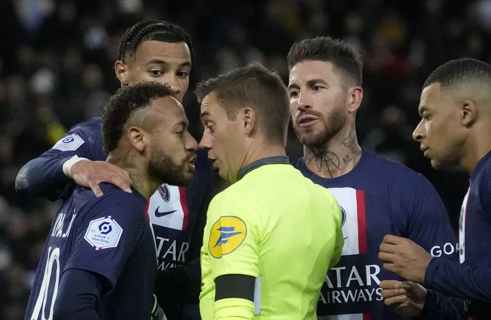 Trọng tài đã rút hai thẻ vàng truất quyền thi đấu của Neymar chỉ trong một phút. Ảnh: GETTY.