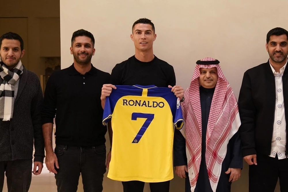 Những ông chủ người Ả Rập trả lương rất cao cho Ronaldo cũng một số điều khoản mở. Ảnh: GETTY.