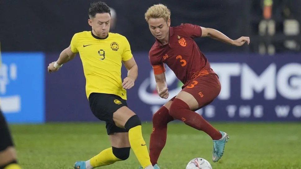 Đội trưởng Theerathon Bunmathan của tuyển Thái Lan bị chiếu tia laser nhiều nhất. Ảnh: CTV.