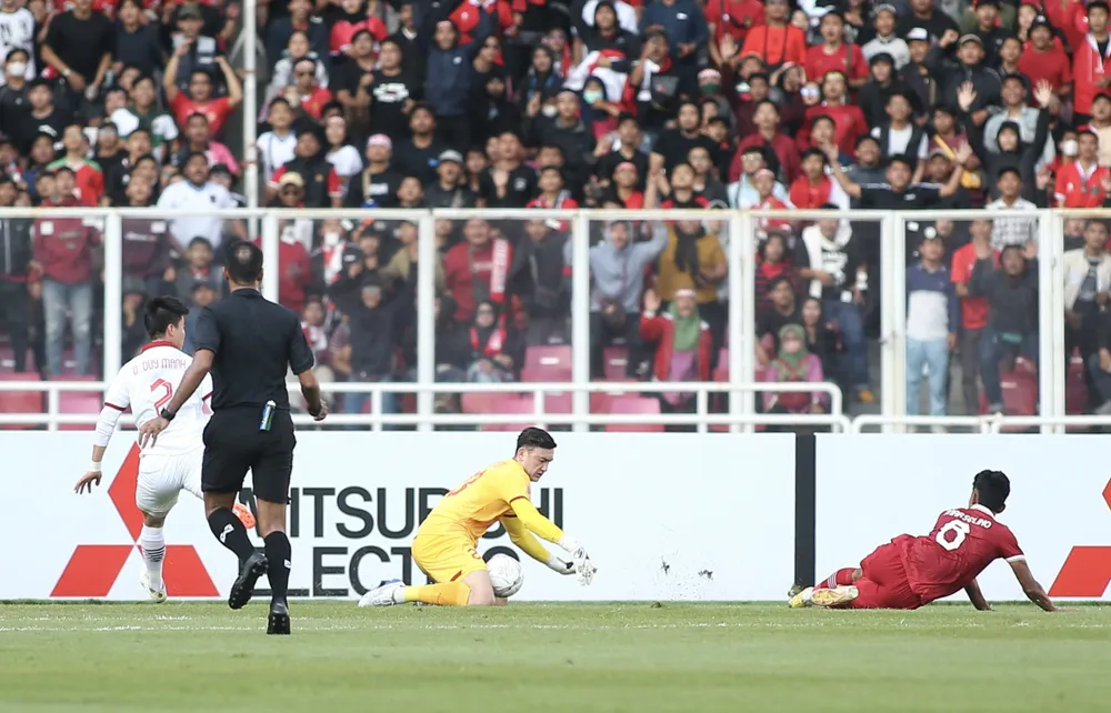 Các chân sút Indonesia có nhiều cơ hội ở trận bán kết lượt đi nhưng không thể một lần thắng Văn Lâm. Ảnh: ANH THỎA. Các chân sút Indonesia có nhiều cơ hội ở trận bán kết lượt đi nhưng không thể một lần thắng Văn Lâm. Ảnh: ANH THỎA.