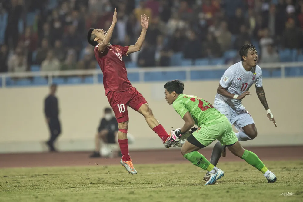 Văn Quyết có khả năng giải quyết bàn thắng cho chủ sân Mỹ Đình khi đối đầu với Indonesia đêm 9-1. Ảnh: HẢI THỊNH.