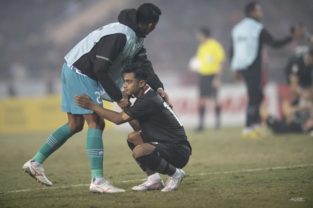 Học trò ông Shin Tae-yong gục ngã sau 90 phút so tài trên sân Mỹ Đình ở bán kết lượt về. Ảnh: HẢI THỊNH.