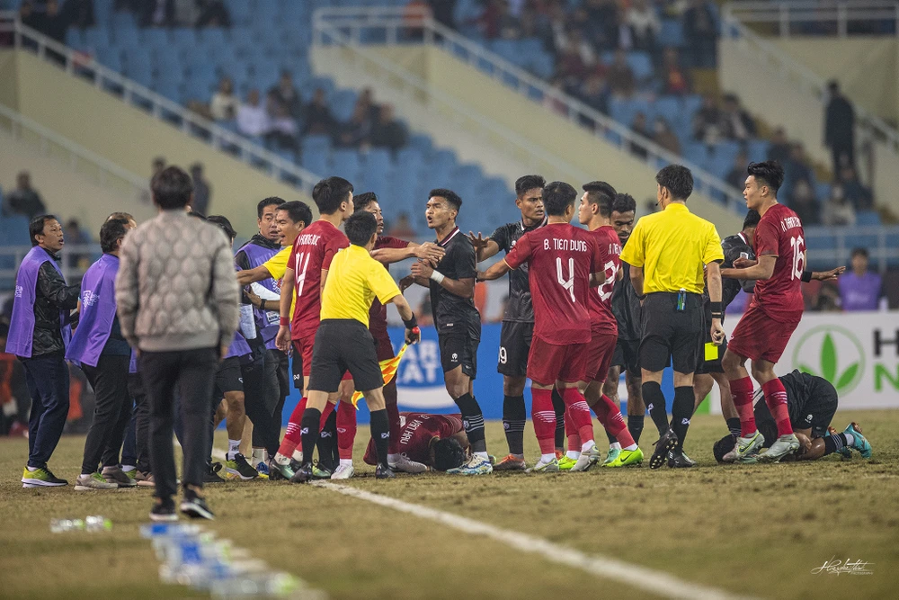 Cuộc tái ngộ bán kết AFF Cup 2022 giữa tuyển Việt Nam và Indonesia có nhiều căng thẳng với phần thắng chung cuộc dành cho chủ sân Mỹ Đình. Ảnh: HẢI THỊNH.