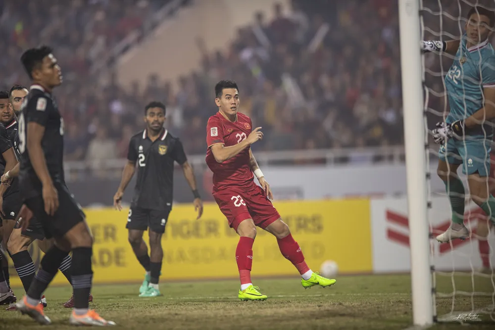 Tiến Linh với cú đúp ở đầu mỗi hiệp đã vùi dập giấc mơ chung kết AFF Cup của đội tuyển Indonesia. Ảnh: HẢI THỊNH.