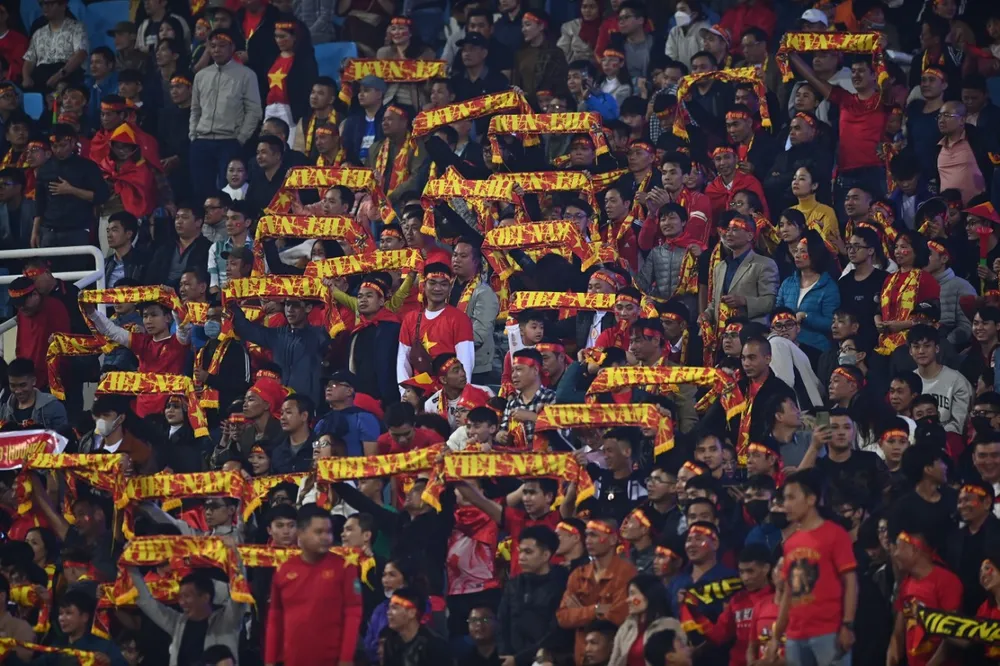 Trong khi cổ động viên Việt Nam vui mừng với chiến thắng 2-0 thì những người ủng hộ tuyển Indonesia yêu cầu HLV Shin Tae-yong từ chức. Ảnh: HẢI THỊNH.