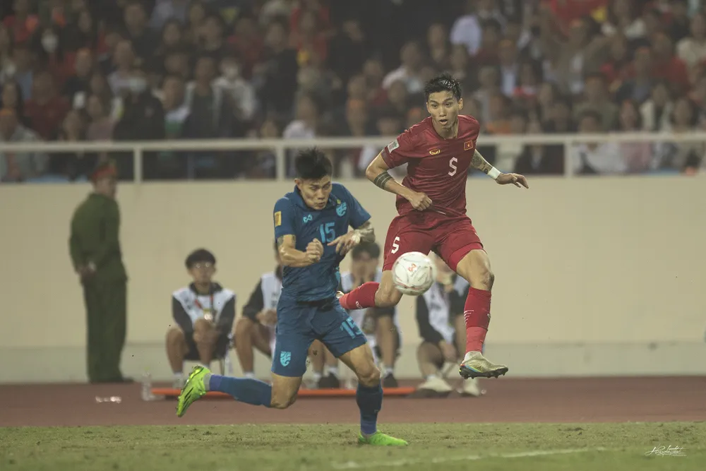 Văn Hậu và đồng đội sẽ gặp nhiều khó khăn ở sân Thammasat nhưng luôn quyết tâm lật ngược tình thế. Ảnh: HẢI THỊNH. Văn Hậu và đồng đội sẽ gặp nhiều khó khăn ở sân Thammasat nhưng luôn quyết tâm lật ngược tình thế. Ảnh: HẢI THỊNH.