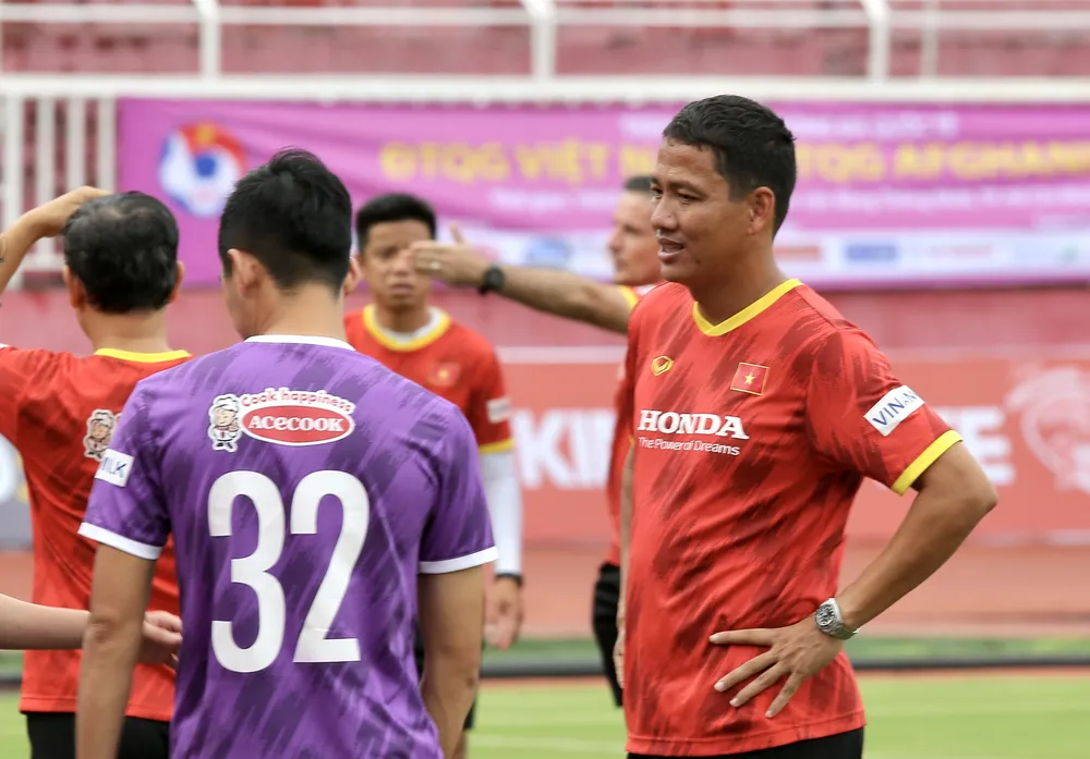 Anh Đức là tác giả bàn thắng giúp tuyển Việt Nam qua mặt Thái Lan ở giải mời King&apos;s Cup hiện tại làm trợ lý của ông Park. Ảnh: ANH PHƯƠNG.