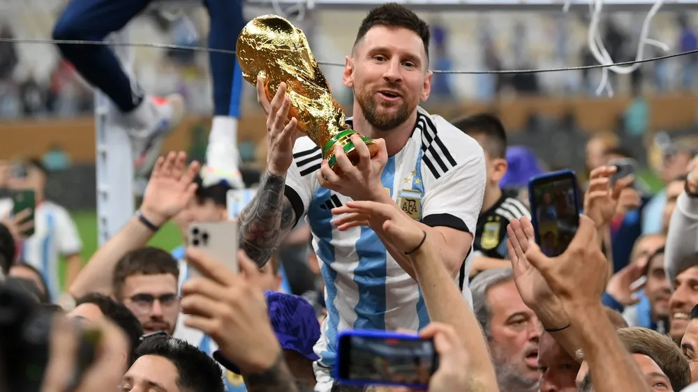 Messi tận hưởng niềm hạnh phúc vô địch World Cup 2022 hơn hai tuần mới trở lại PSG. Ảnh: GETTY. Messi tận hưởng niềm hạnh phúc vô địch World Cup 2022 hơn hai tuần mới trở lại PSG. Ảnh: GETTY.