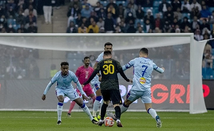 Hai ngôi sao Argentina và Bồ Đào Nha có màn chạm trán thú vị. Ảnh: GETTY.