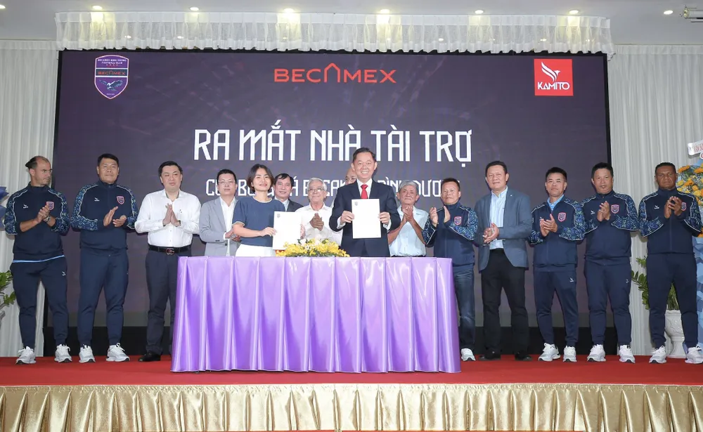 HLV Lư Đình Tuấn và các trợ lý trong buổi lễ xuất quân của CLB B. Bình Dương tự tin sẽ hoàn thành mục tiêu. Ảnh: ANH PHƯƠNG.