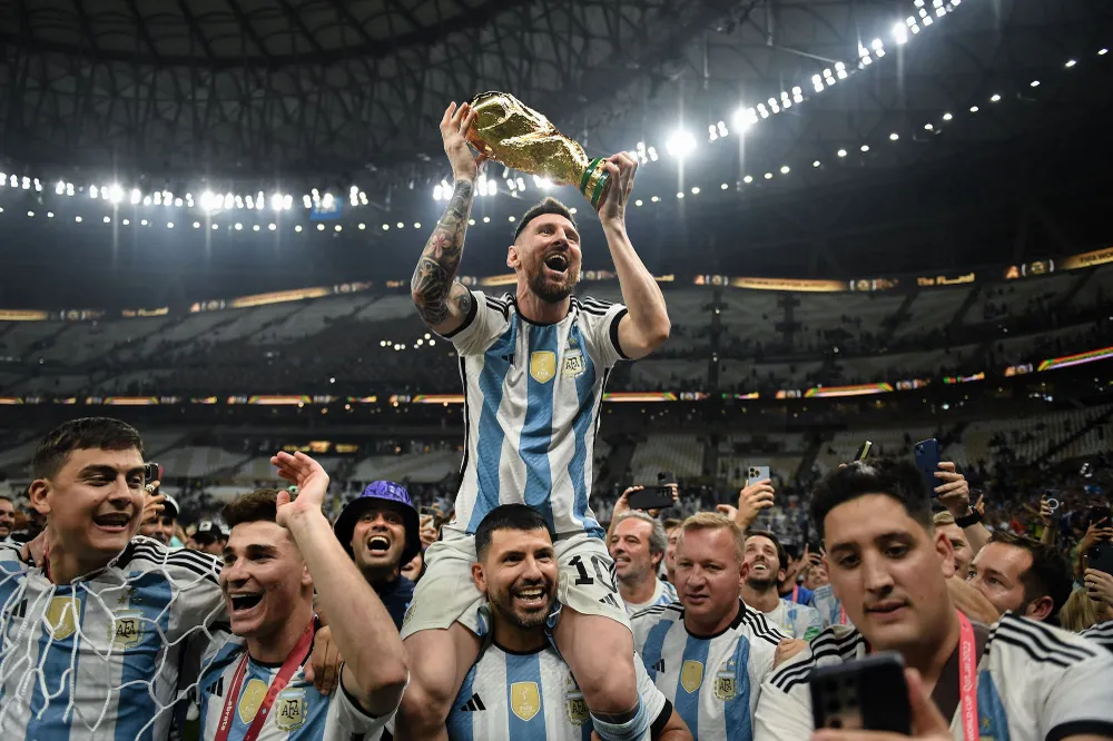 Messi ăn mừng cúp vô địch với đồng đội là hình ảnh có hơn 75 triệu lượt thích. Ảnh: GETTY.