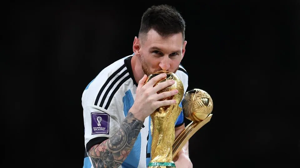 Messi xúc động hôn chiếc cúp khi chuẩn bị nhận nó. Ảnh: GETTY.