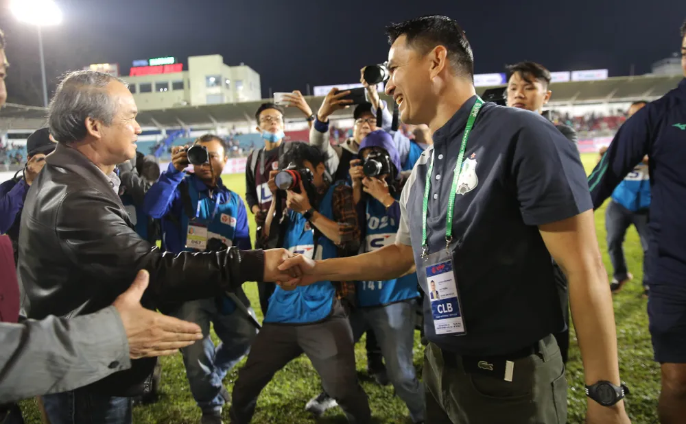 Lần đầu tiên một CLB chính thức khởi kiện Công ty VPF tổ chức giải đã gây nhiều sự chú ý trong làng bóng Việt Nam. Ảnh: ANH PHƯƠNG. Lần đầu tiên một CLB chính thức khởi kiện Công ty VPF tổ chức giải đã gây nhiều sự chú ý trong làng bóng Việt Nam. Ảnh: ANH PHƯƠNG.