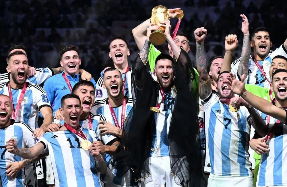 Messi không chia tay đội tuyển quốc gia vì muốn tận hưởng cảm giác thi đấu với tư cách nhà vô địch thế giới. Ảnh: GETTY.