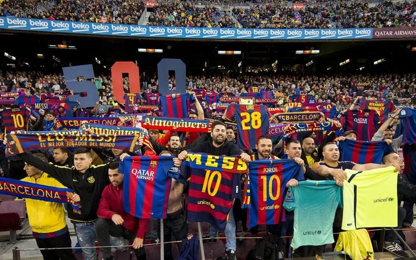 Giới hâm mộ Barca luôn mong chờ thần tượng Messi trở lại sân Camp Nou. Ảnh: GETTY. Giới hâm mộ Barca luôn mong chờ thần tượng Messi trở lại sân Camp Nou. Ảnh: GETTY.