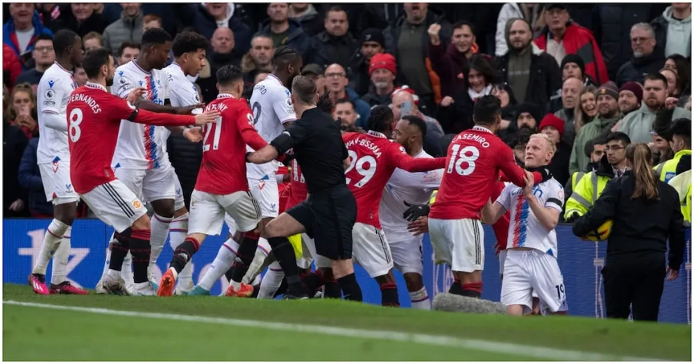 Hành vi bóp cổ cầu thủ đối phương của tiền vệ người Brazil xứng đáng bị truất quyền thi đấu. Ảnh: GETTY.