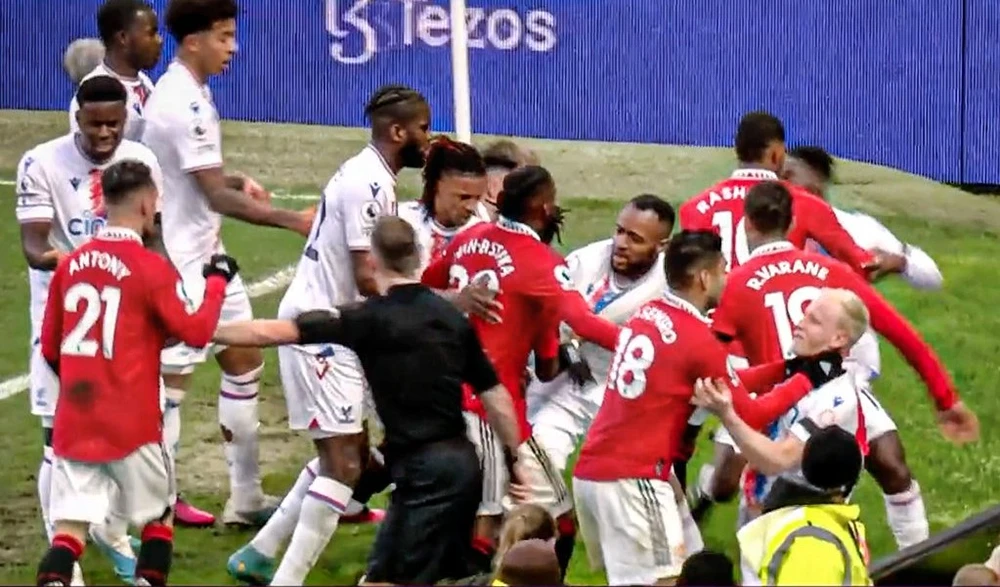 Casemiro bóp cổ Will Hughes trong vụ xô xát tập thể. Ảnh: GETTY.