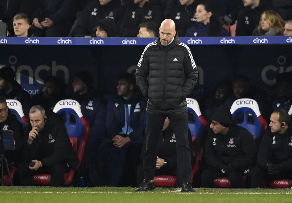 HLV Ten Hag chỉ trích trọng tài nặng tay với Casemiro trong khi VAR không can thiệp những lần cầu thủ Man United bị chơi xấu. Ảnh: GETTY.