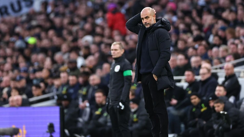 HLV Pep Guardiola buồn bã sau khi để thua Tottenham 0-1 và đây là trận thứ năm ở hiểm địa này, Man City không biết ghi bàn. Ảnh: GETTY.