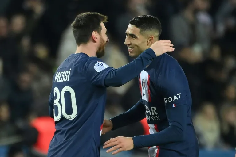 Messi và Hakimi cùng lập công cho PSG trong trận ngược dòng thắng Toulouse 2-1.