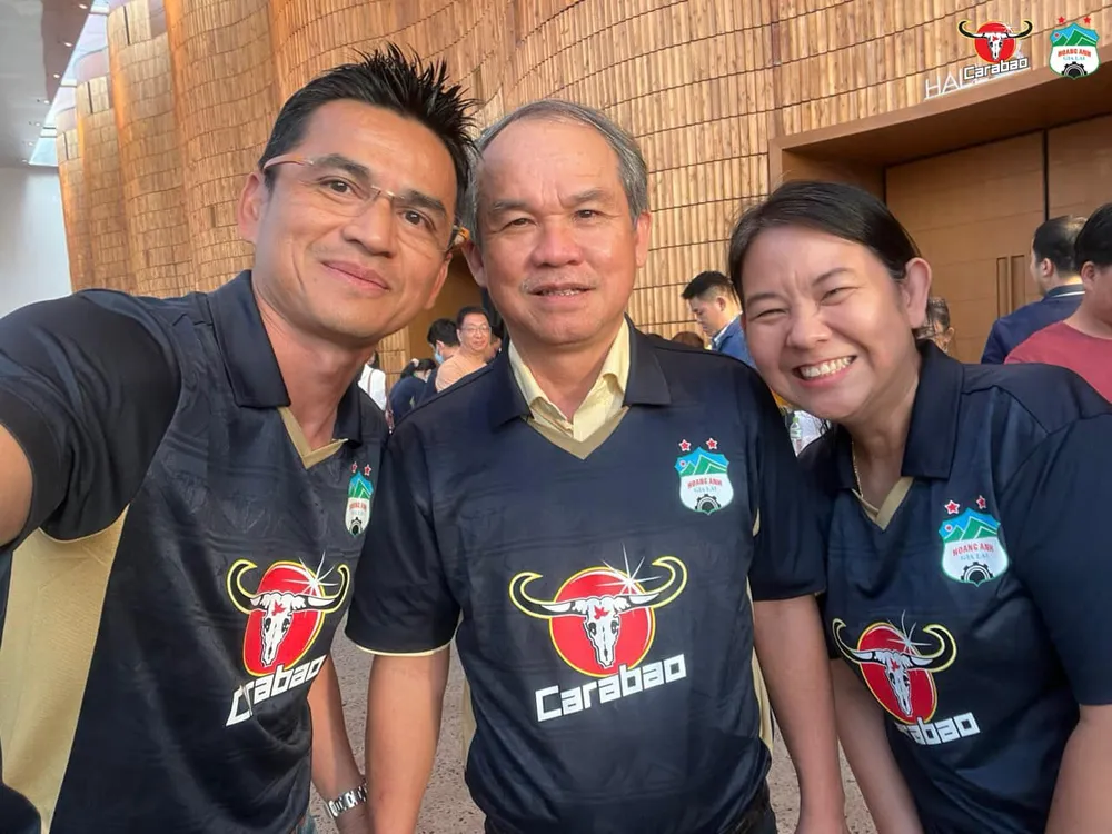 Vợ chồng Kiatisak và ông bầu phố núi &quot;tự sướng&quot; sau khi ký hợp đồng với nhà tài trợ đến từ Thái Lan. Ảnh: ANH THẮNG.