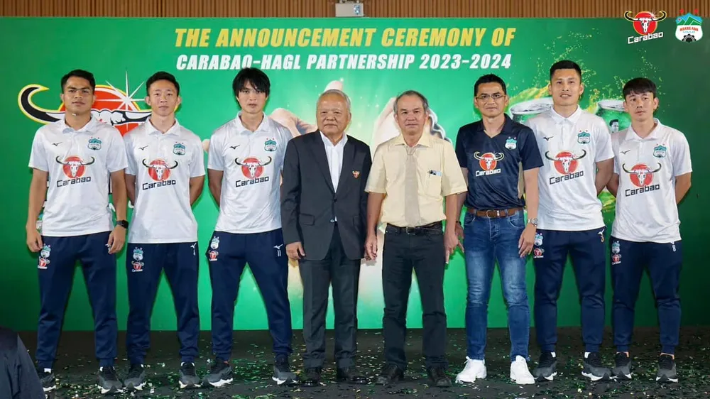 Bầu Đức và Chủ tịch Carabao Sathien cùng thầy trò Kiatisak giới thiệu mẫu áo thi đấu mới của HA Gia Lai. Ảnh: ANH THẮNG.