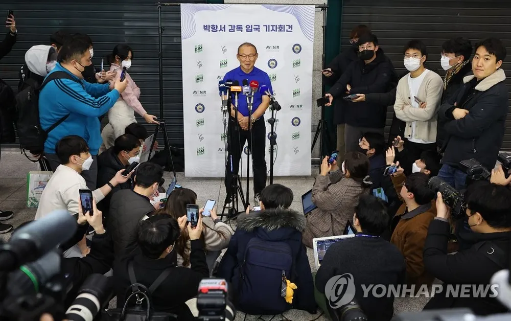 HLV Park Hang-seo nói chuyện với các phóng viên tại sân bay quốc tế Incheon, phía tây Seoul, vào chiều 14-2, sau khi kết thúc hơn 5 năm dẫn dắt các đội tuyển Việt Nam. Ảnh: YONHAP. HLV Park Hang-seo nói chuyện với các phóng viên tại sân bay quốc tế Incheon, phía tây Seoul, vào chiều 14-2, sau khi kết thúc hơn 5 năm dẫn dắt các đội tuyển Việt Nam. Ảnh: YONHAP.