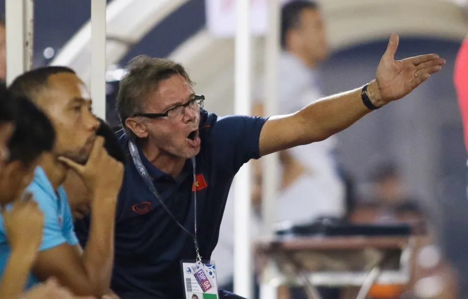 HLV Troussier chính thức ngồi ghế nóng thay thế ông Park Hang-seo. Ảnh: VFF. HLV Troussier chính thức ngồi ghế nóng thay thế ông Park Hang-seo. Ảnh: VFF.