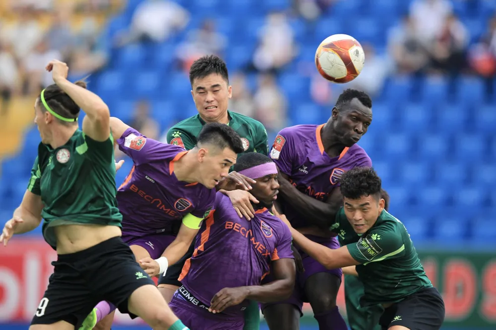 V-League mới đá bốn vòng phải tạm dừng hơn một tháng để các đội tuyển quốc gia tập trung. Ảnh: ANH PHƯƠNG.