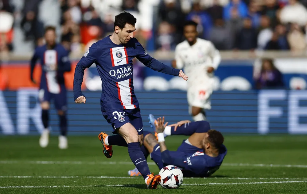 Messi sút phạt ghi bàn mang về chiến thắng 4-3 cho chủ nhà PSG nhưng không may Neymar lại bị chấn thương. Ảnh: GETTY. Messi sút phạt ghi bàn mang về chiến thắng 4-3 cho chủ nhà PSG nhưng không may Neymar lại bị chấn thương. Ảnh: GETTY.