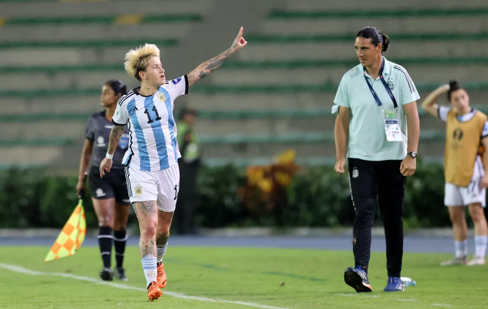 Nữ tuyển thủ Argentina Yamila Rodriguez bắt chước cách ăn mừng bàn thắng của thần tượng Ronaldo sau khi ghi bàn vào lưới Chile. Ảnh: GETTY. Nữ tuyển thủ Argentina Yamila Rodriguez bắt chước cách ăn mừng bàn thắng của thần tượng Ronaldo sau khi ghi bàn vào lưới Chile. Ảnh: GETTY.