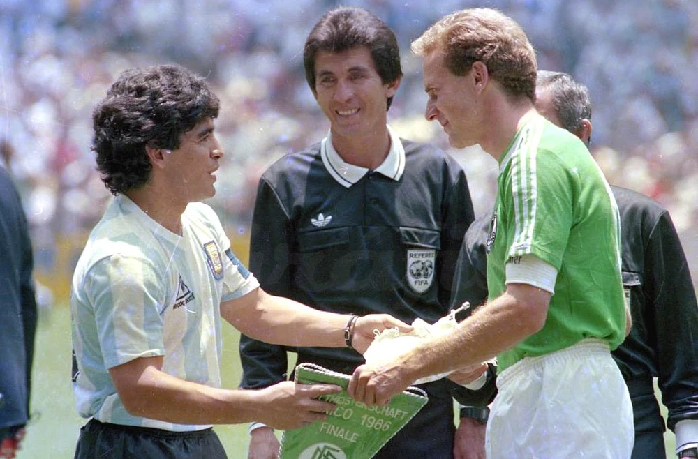 Rummenigge chọn cố huyền thoại Maradona xuất sắc hơn đàn em Messi. Ảnh: GETTY.