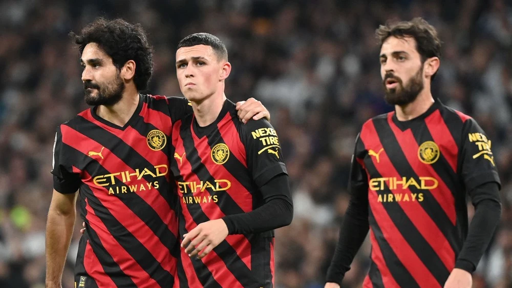 Các cầu thủ Man City buồn bã khi không thể chiếm lợi thế trên sân của người Đức. Ảnh: GETTY.