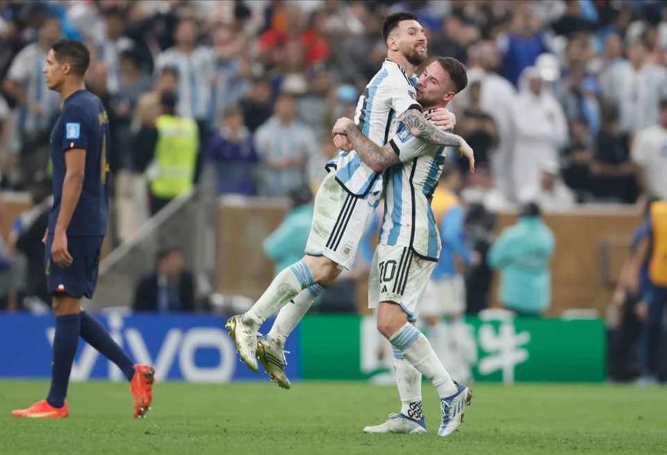 Mac Allister trân trọng đồng đội Messi và cho rằng chân sút của Argentina là người giỏi nhất thế giới. Ảnh: GETTY.