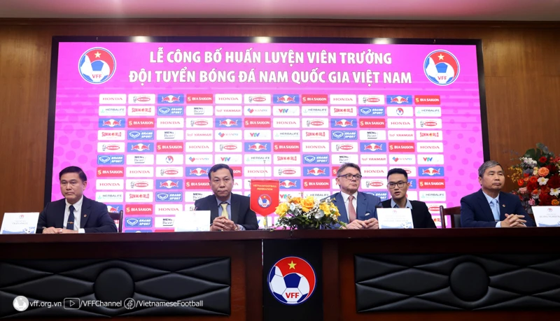 HLV Troussier ra mắt với bản hợp đồng ba năm và mức lương tháng khoảng 60.000 USD. Ảnh: VFF.