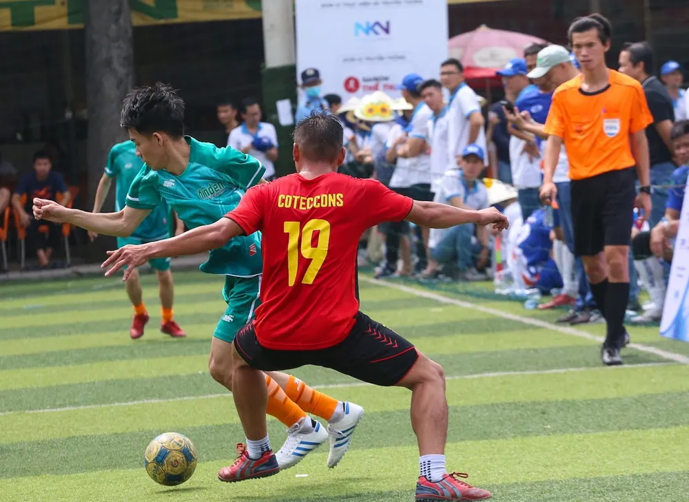 Các cầu thủ phong trào ở giải Cemep Cup chơi bóng nhiệt tình dưới sự cổ vũ cuồng nhiệt của khán giả nhà không kém gì sân chơi chuyên nghiệp. Các cầu thủ phong trào ở giải Cemep Cup chơi bóng nhiệt tình dưới sự cổ vũ cuồng nhiệt của khán giả nhà không kém gì sân chơi chuyên nghiệp.