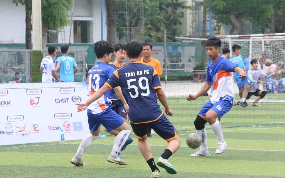 Nét độc đáo của cuộc chơi lớn là khi có đến 3 chiếc cúp cho các nhà vô địch ở mỗi hạng đấu của mình sau khi phân loại vòng bảng. Nét độc đáo của cuộc chơi lớn là khi có đến 3 chiếc cúp cho các nhà vô địch ở mỗi hạng đấu của mình sau khi phân loại vòng bảng.