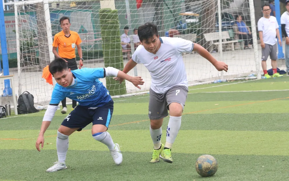 Cuộc chiến không khoan nhượng giữa những cầu thủ "phủi" với khát khao trở thành nhà vô địch ở mỗi hạng đấu vừa sức của mình. Cuộc chiến không khoan nhượng giữa những cầu thủ "phủi" với khát khao trở thành nhà vô địch ở mỗi hạng đấu vừa sức của mình.