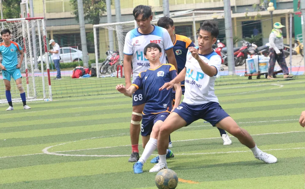 Những vũ điệu sân cỏ đẹp và lạ mắt thường xuyên xuất hiện ở Cemep Cup. Những vũ điệu sân cỏ đẹp và lạ mắt thường xuyên xuất hiện ở Cemep Cup.