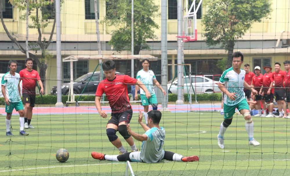 Các cầu thủ thi đấu lăn xả, tập trung, quyết liệt và hấp dẫn trong từng pha bóng. Các cầu thủ thi đấu lăn xả, tập trung, quyết liệt và hấp dẫn trong từng pha bóng.